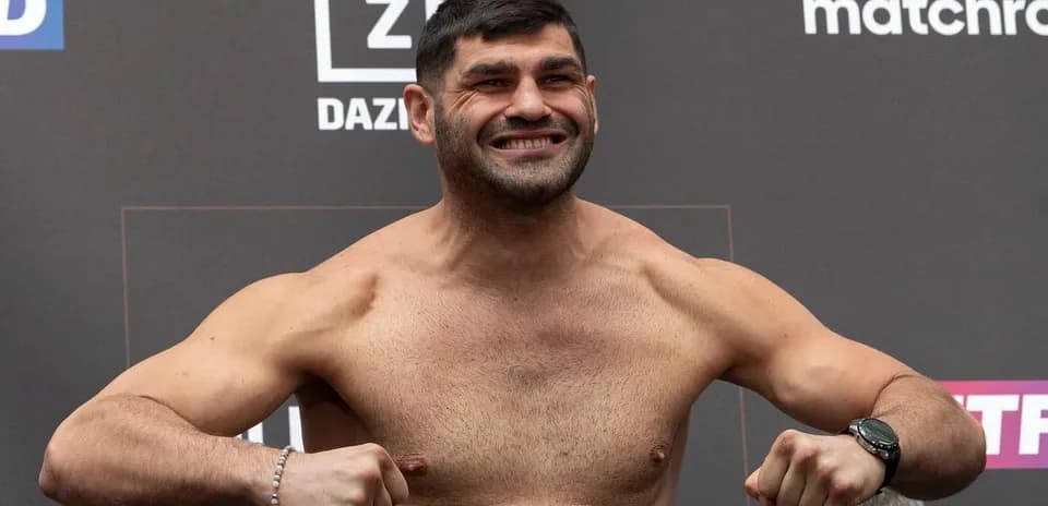 Boxeador posando en la báscula antes del combate