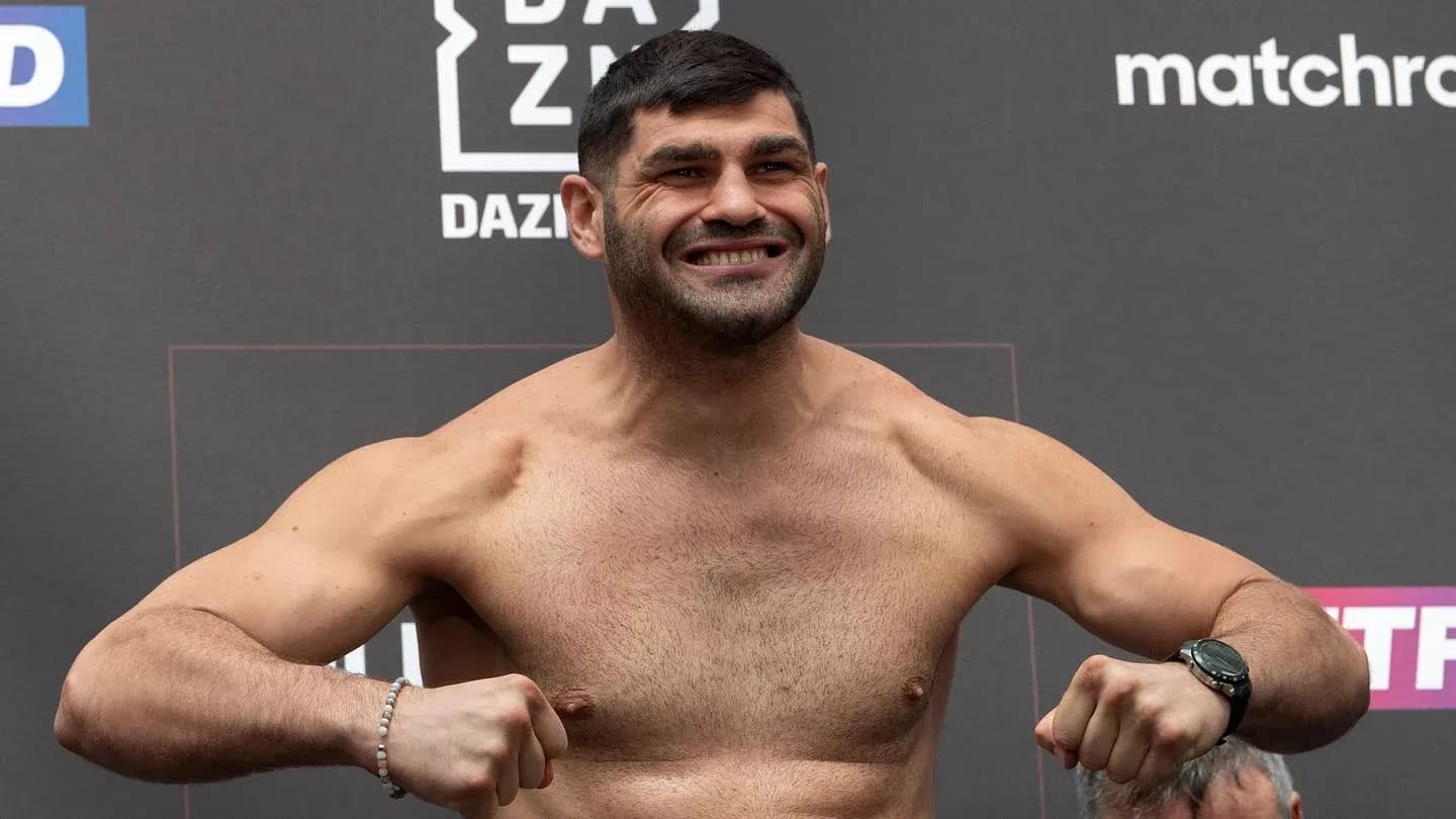 Boxeador posando en la báscula antes del combate