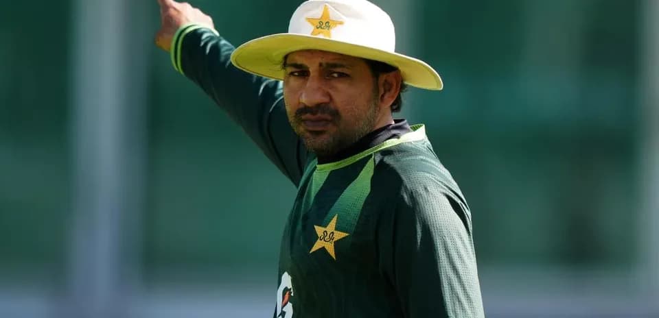 Entrenador señalando durante sesión de entrenamiento de cricket
