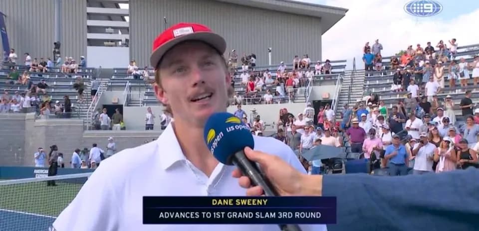 Dane Sweeny siendo entrevistado tras partido de tenis