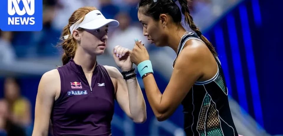 Jugadoras conversando durante un partido de tenis