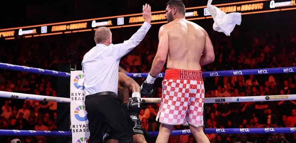 Árbitro deteniendo la pelea de boxeo