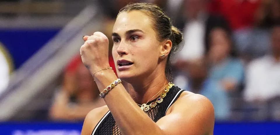 Jugadora de tenis celebrando un punto en partido