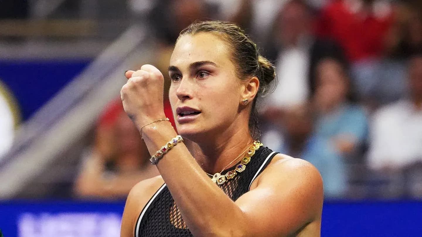 Jugadora de tenis celebrando un punto en partido