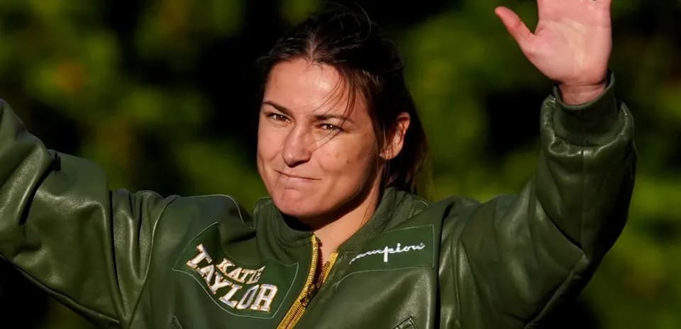 Katie Taylor saludando con chaqueta verde
