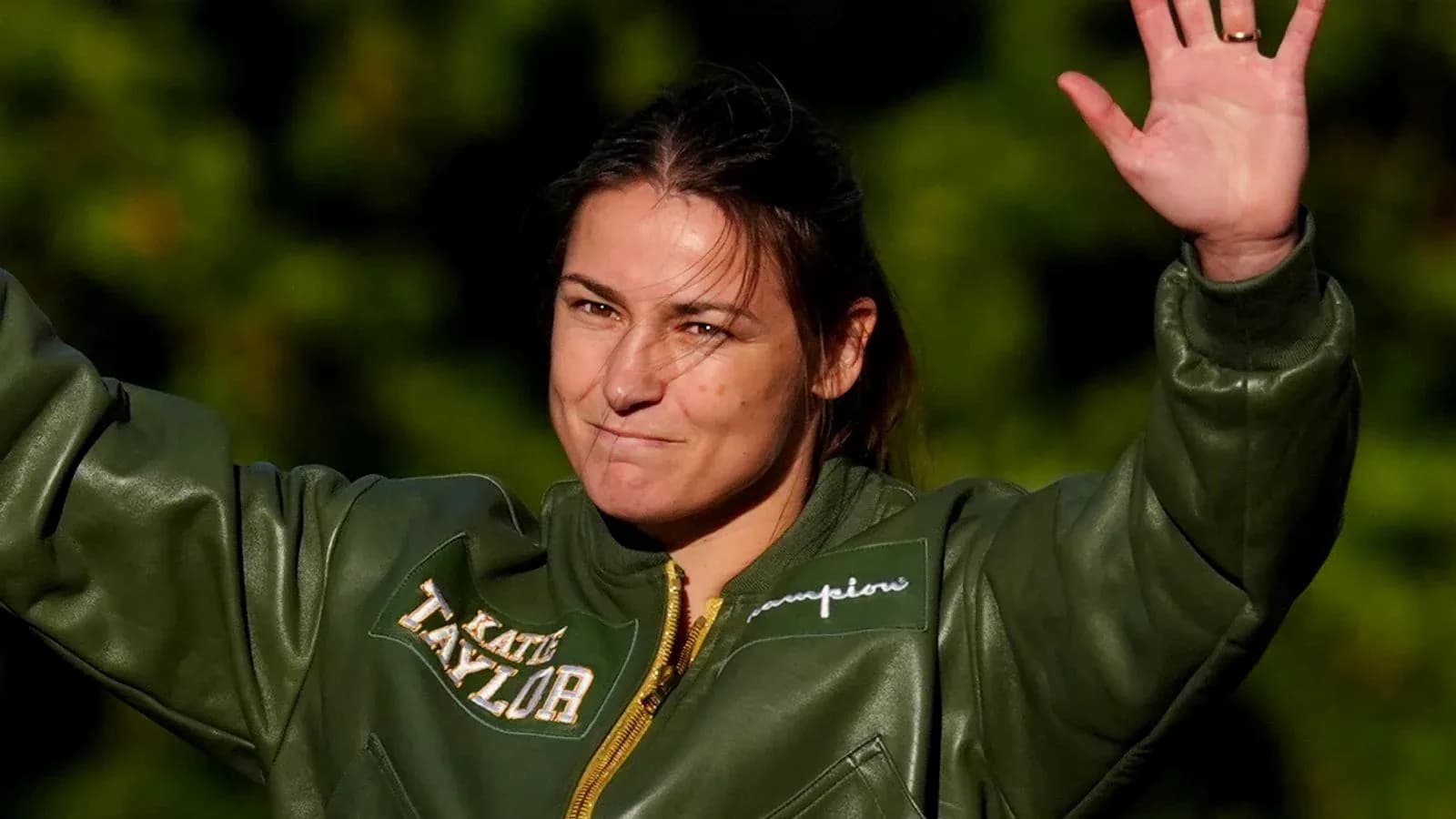 Katie Taylor saludando con chaqueta verde