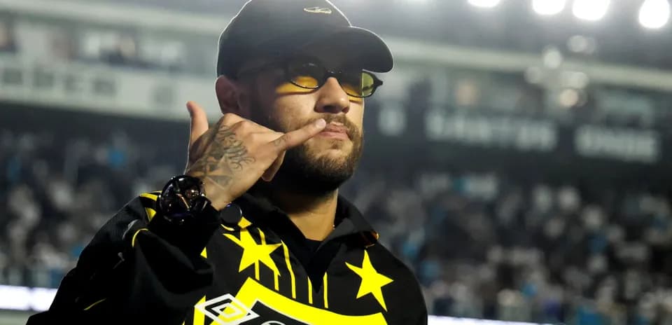 Hombre con gafas y camiseta negra haciendo señal telefónica