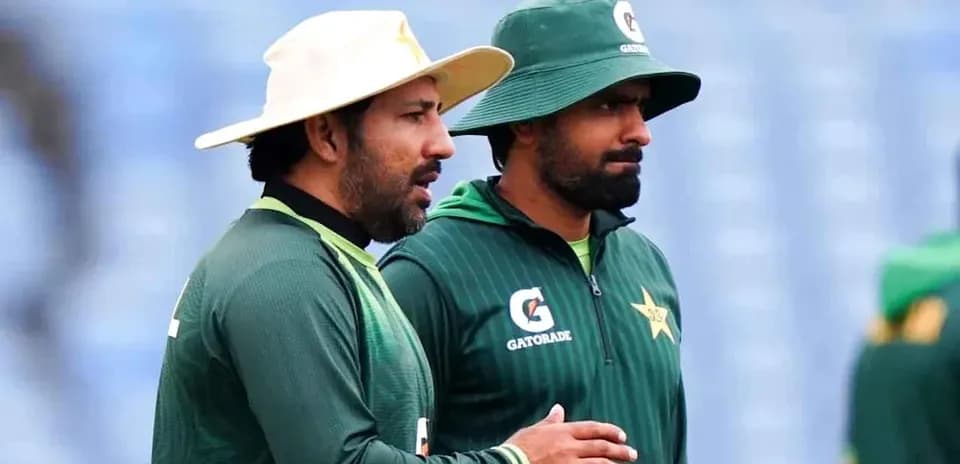 Dos jugadores de cricket de Pakistán conversando