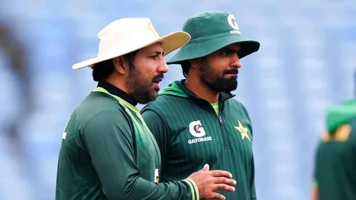 Dos jugadores de cricket de Pakistán conversando