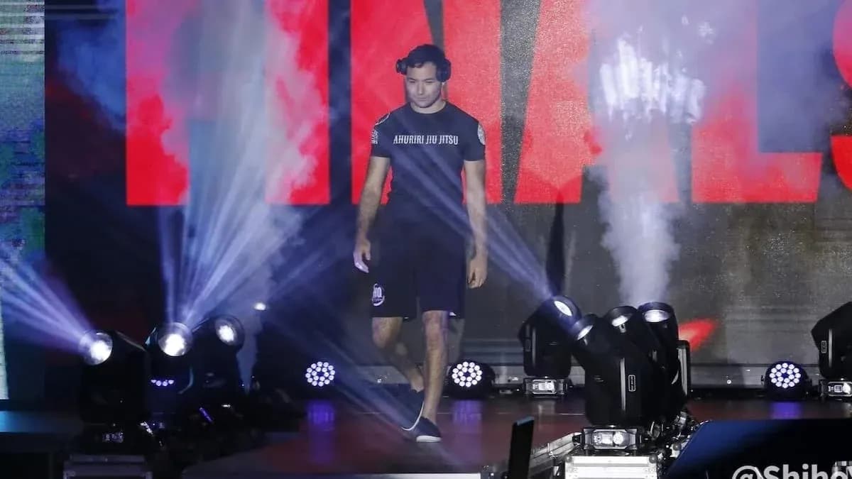 Luchador entrando al escenario con luces y humo