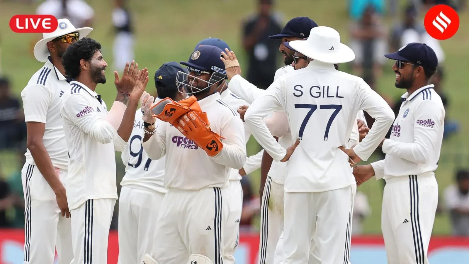Jugadores de cricket celebrando un wicket durante el partido