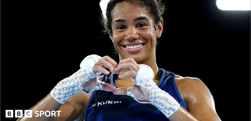 Boxeadora haciendo un corazón con las manos
