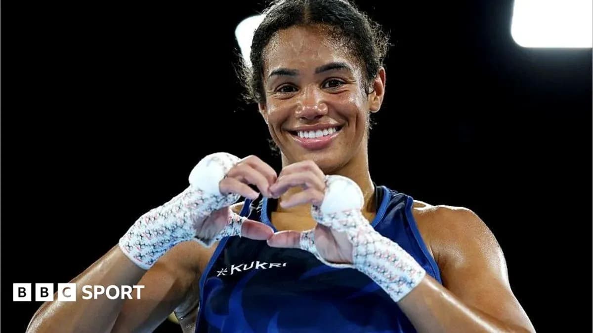 Boxeadora haciendo un corazón con las manos