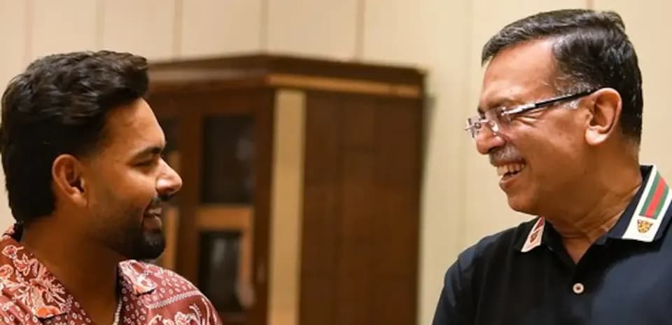 Dos personas conversando en un ambiente interior