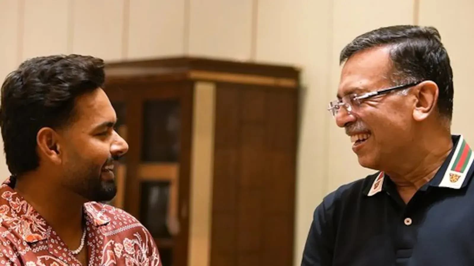 Dos personas conversando en un ambiente interior