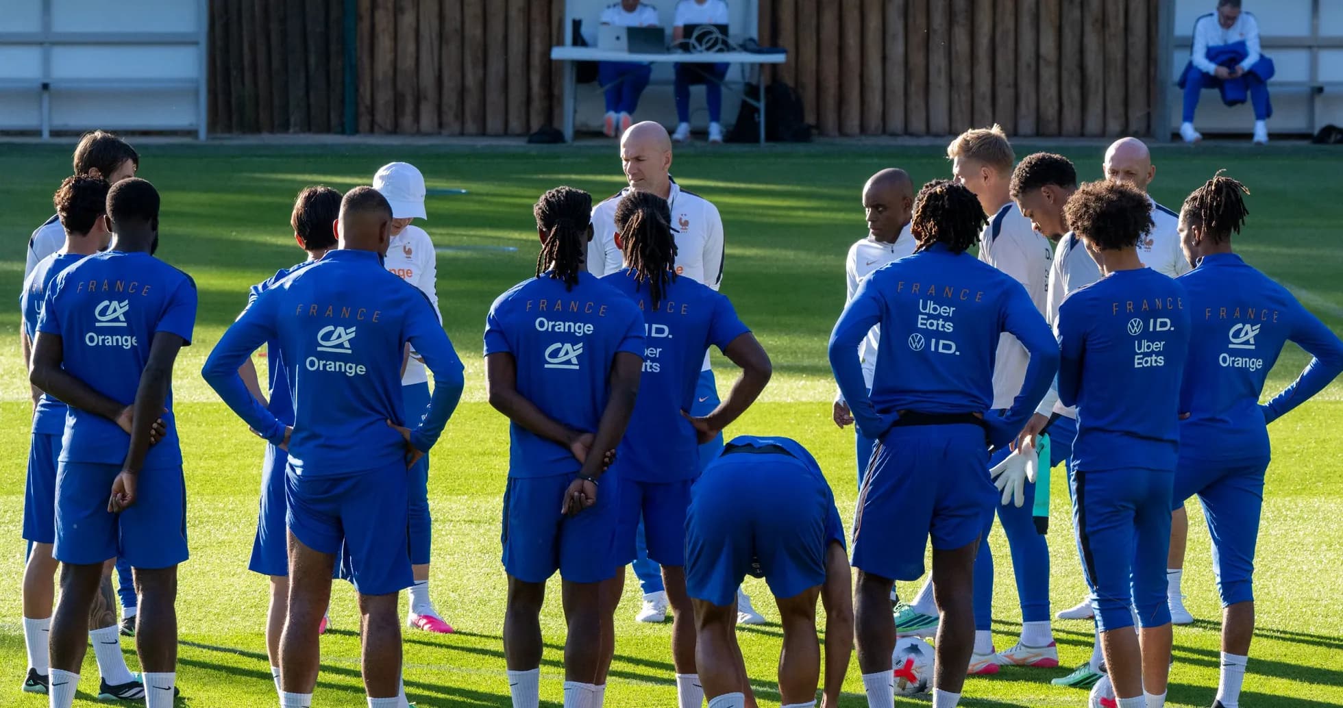 Jugadores de Francia en reunión durante entrenamiento