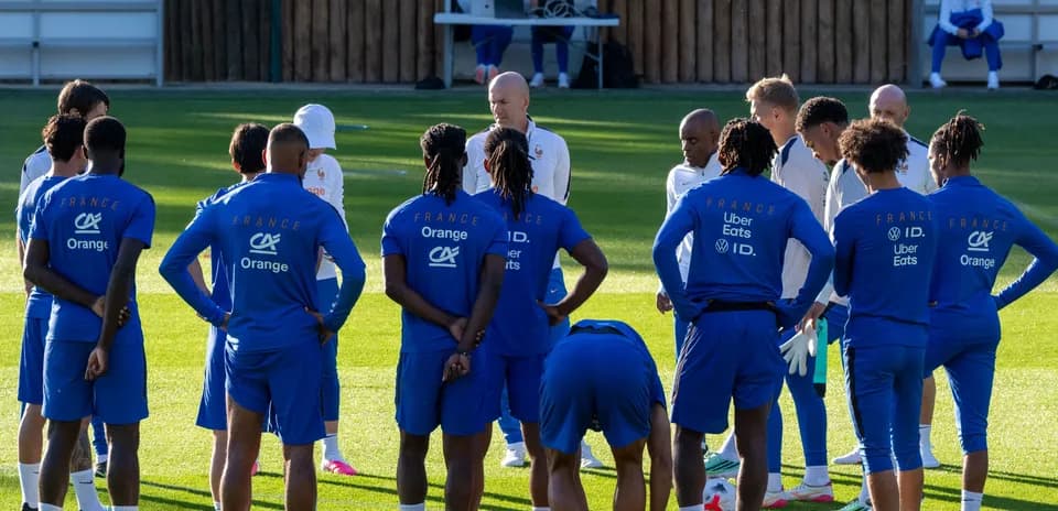 Jugadores de Francia en reunión durante entrenamiento