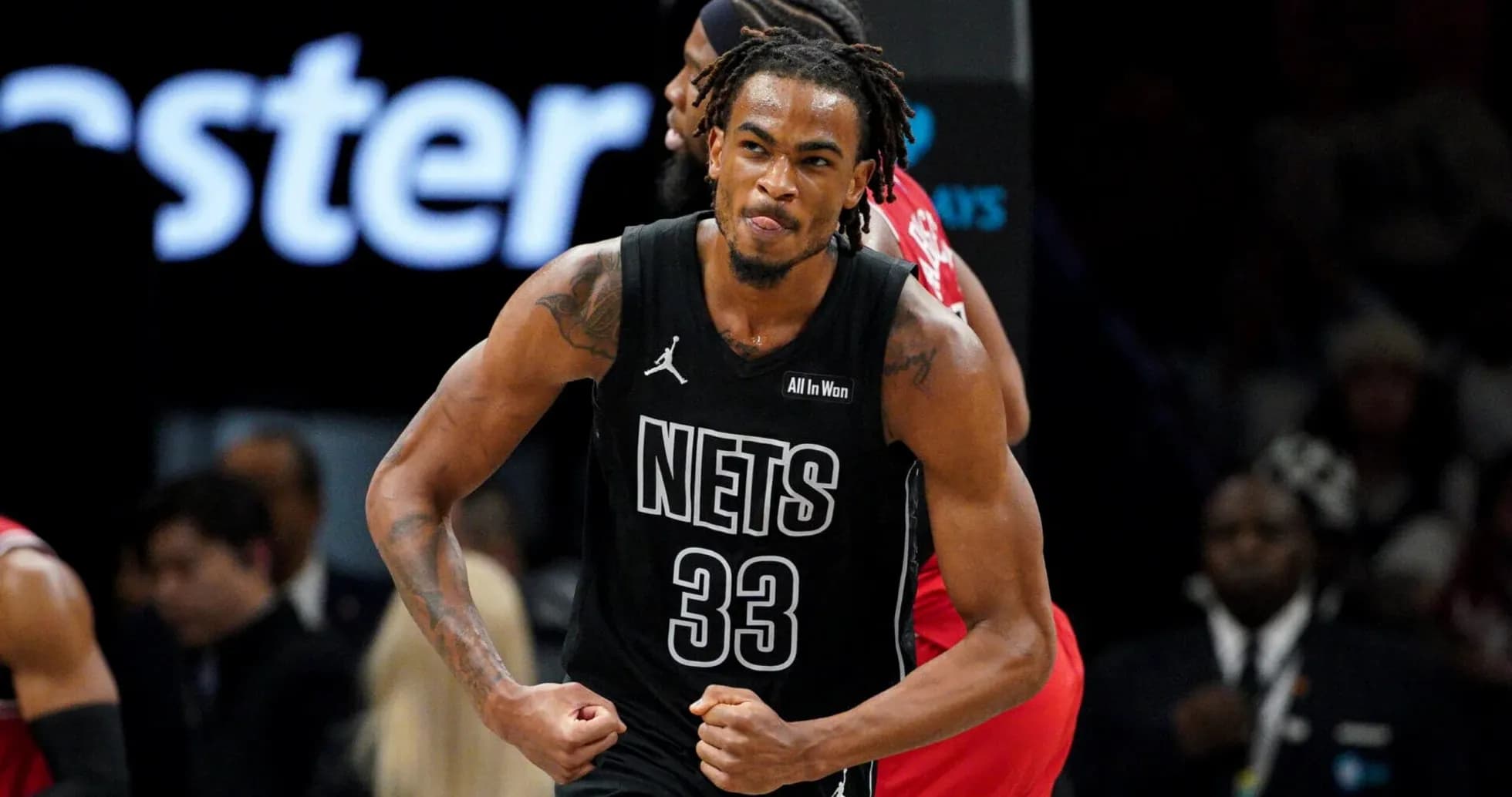 Jugador de los Nets celebrando una jugada exitosa