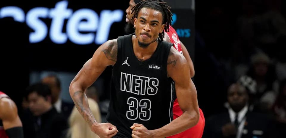 Jugador de los Nets celebrando una jugada exitosa
