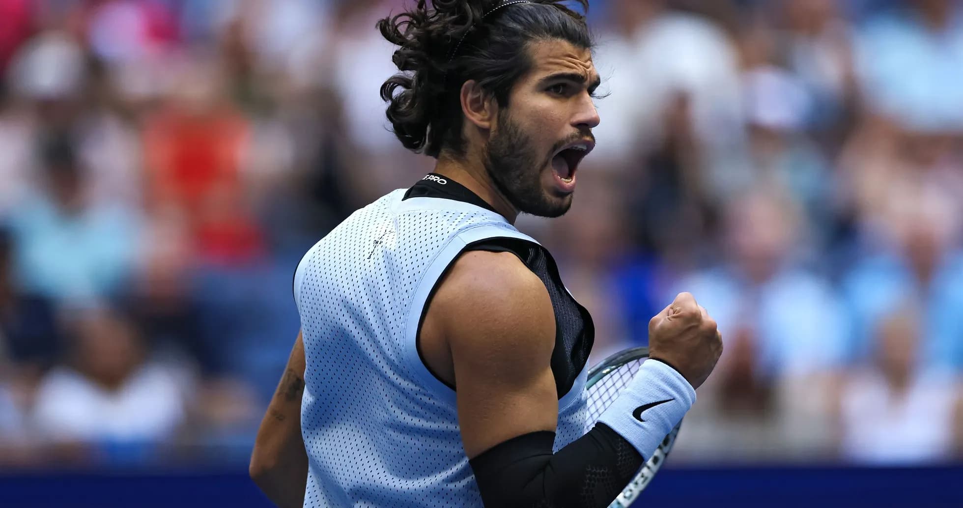 Jugador de tenis celebrando en la cancha durante partido