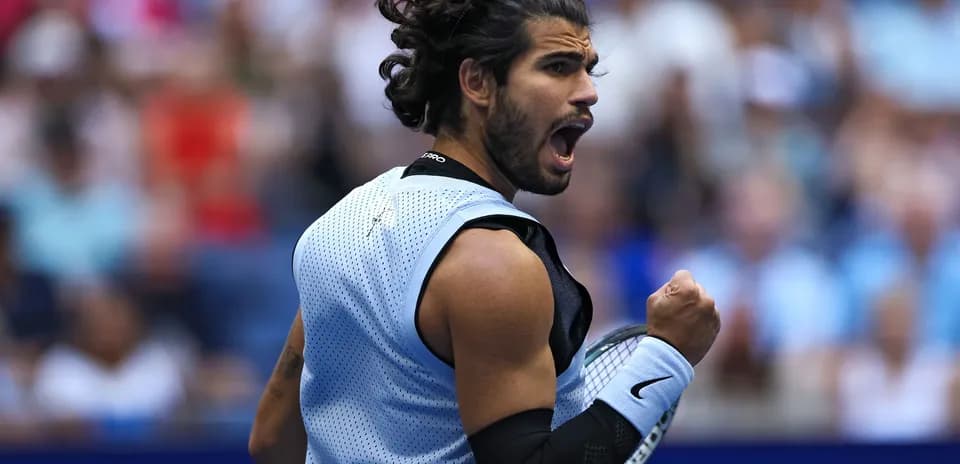 Jugador de tenis celebrando en la cancha durante partido