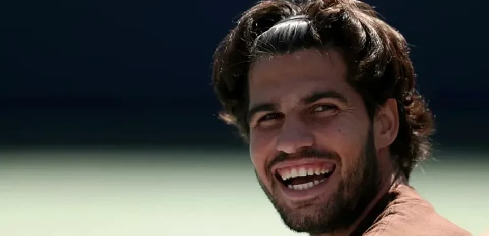 Jugador sonriendo durante entrenamiento de tenis