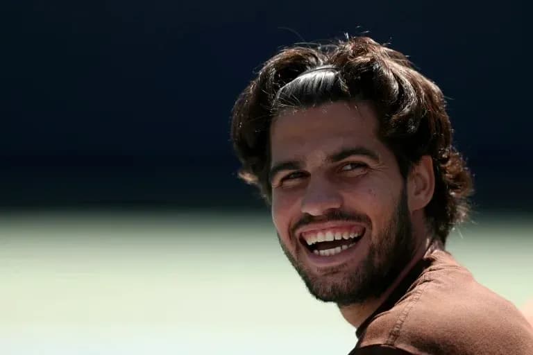 Jugador sonriendo durante entrenamiento de tenis