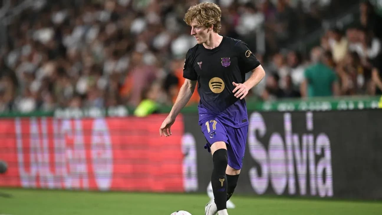 Jugador corriendo con balón en el campo de juego