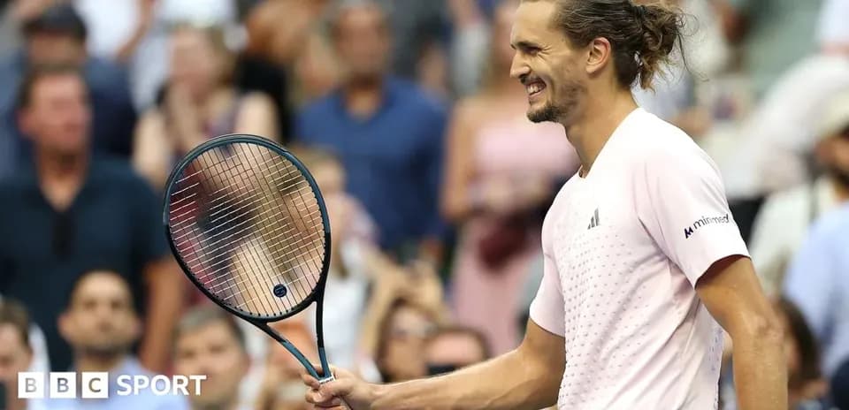 Jugador de tenis sonriendo con una raqueta en mano