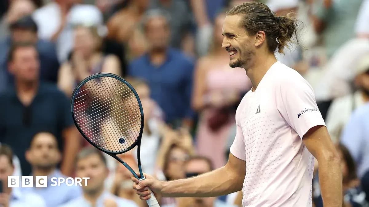 Jugador de tenis sonriendo con una raqueta en mano