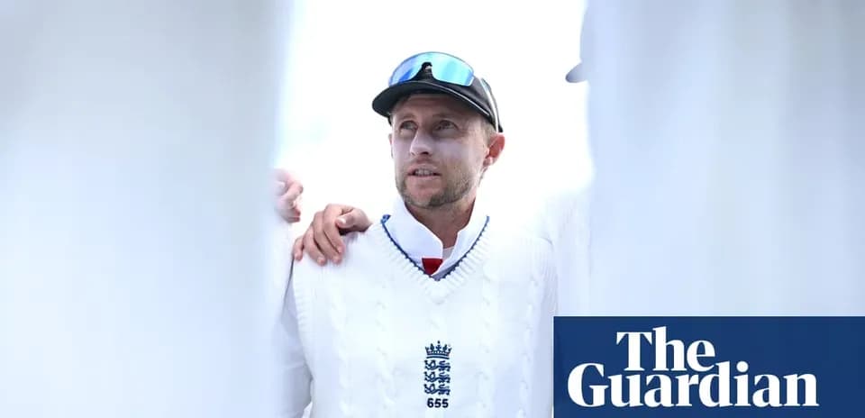 Jugador de cricket en suéter blanco durante ceremonia