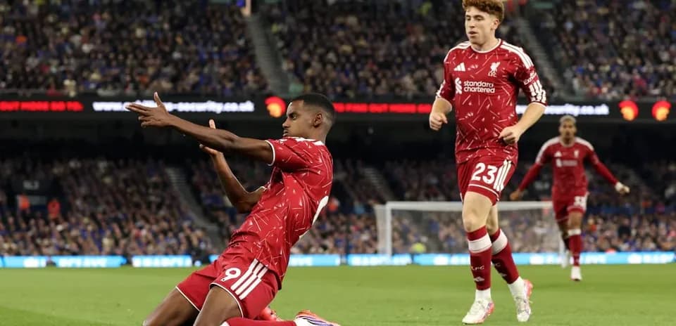 Jugadores de Liverpool en acción durante el partido