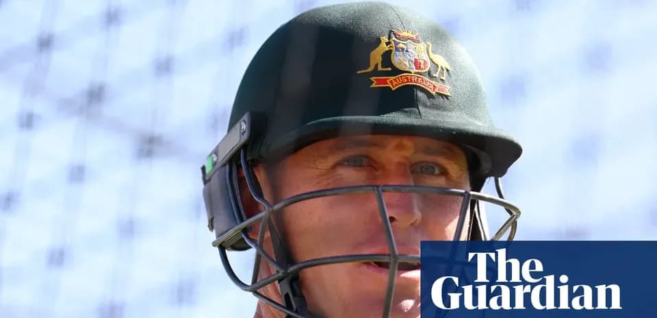 Jugador de cricket con casco en sesión de entrenamiento