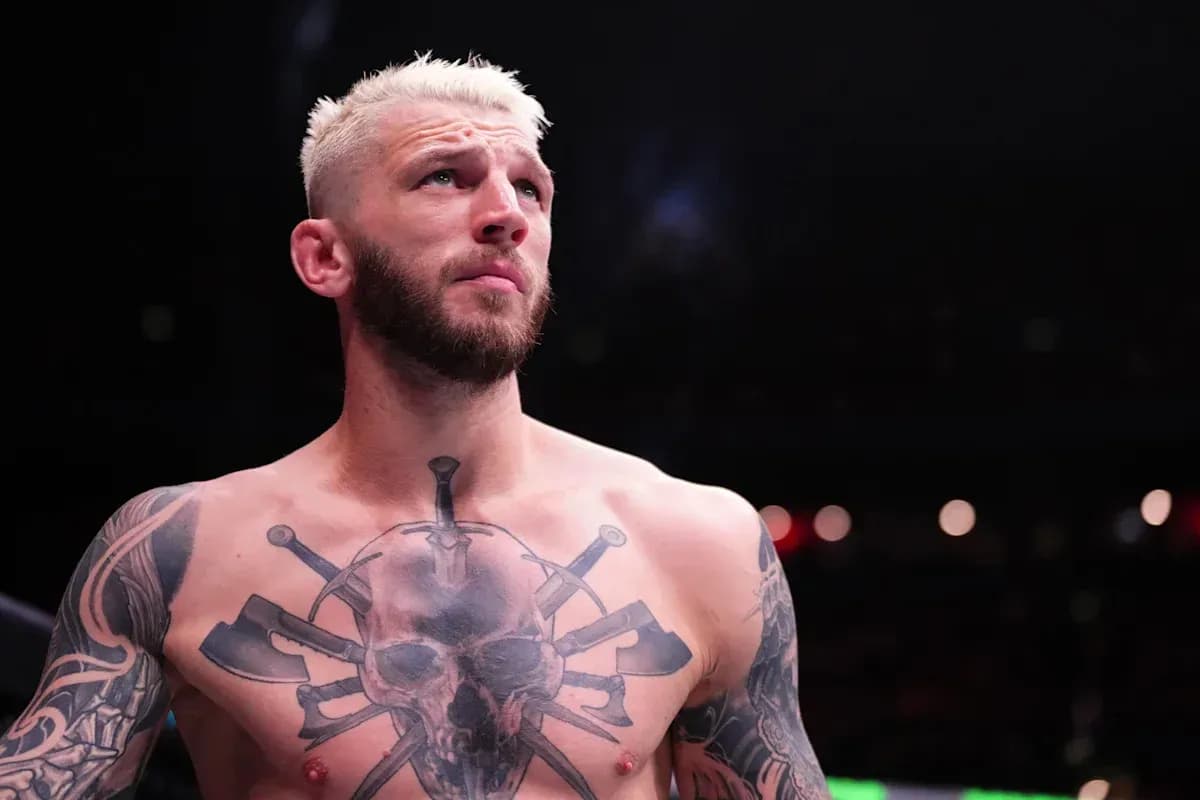 Luchador con tatuajes en el pecho en el ring