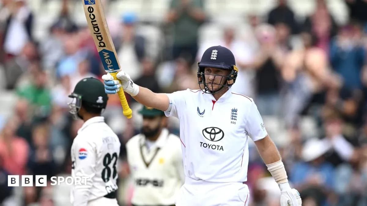 Jugador de cricket levantando bate en celebración
