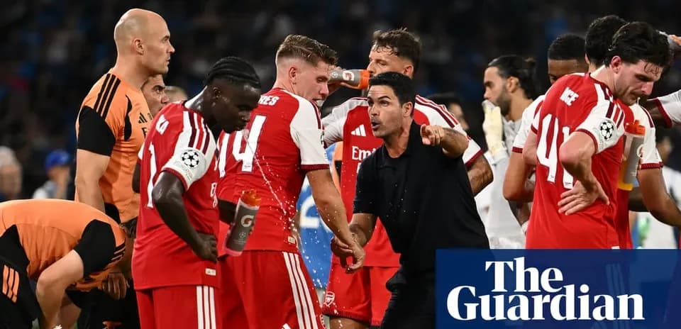 Entrenador hablando con jugadores de Arsenal en el banquillo