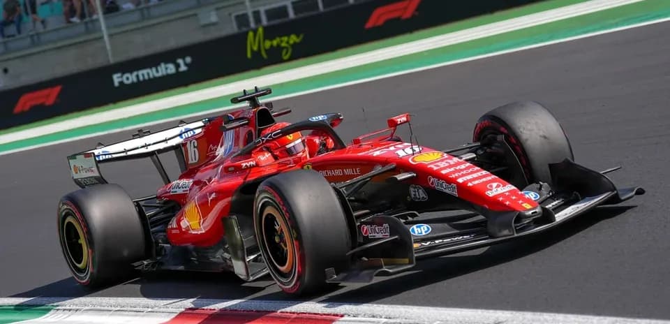 Coche de Fórmula 1 de Ferrari en curva