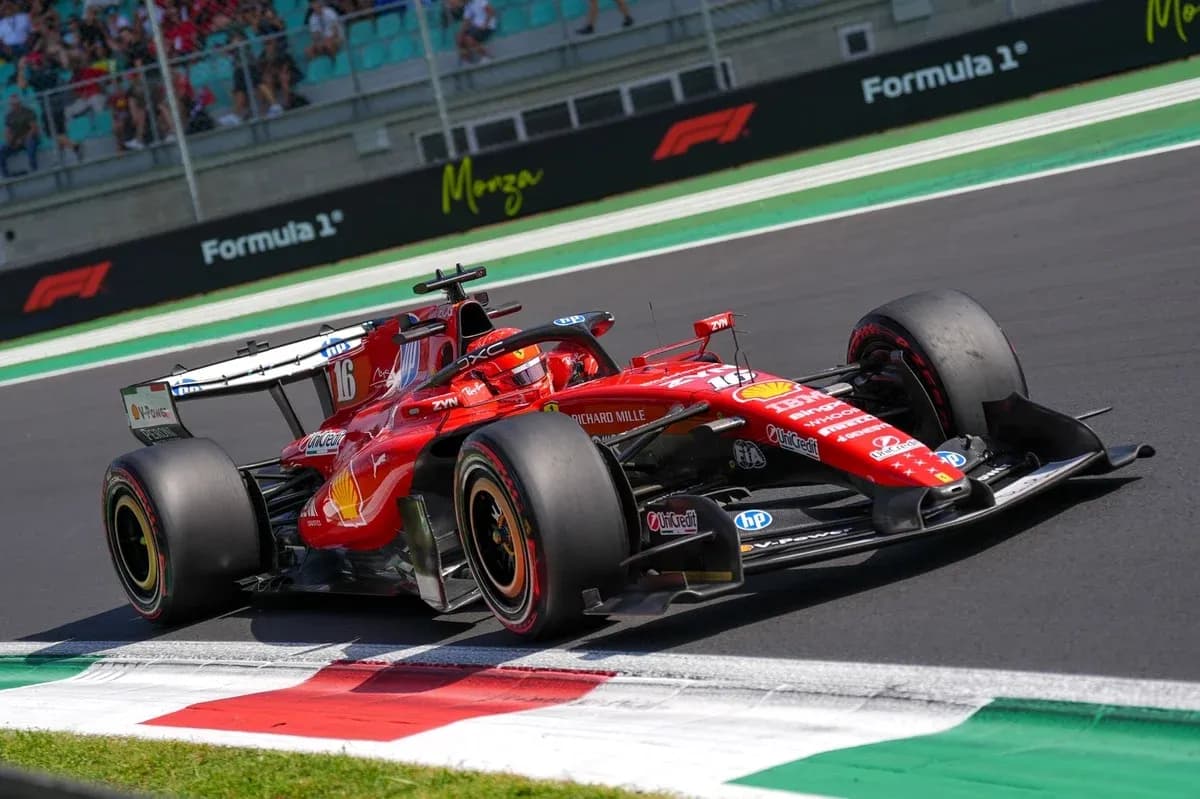 Coche de Fórmula 1 de Ferrari en curva