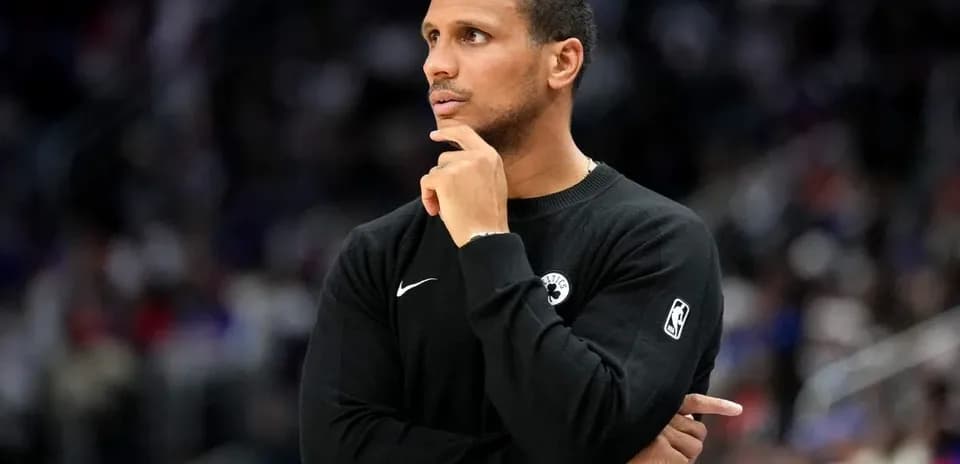 Entrenador observando el juego en la cancha