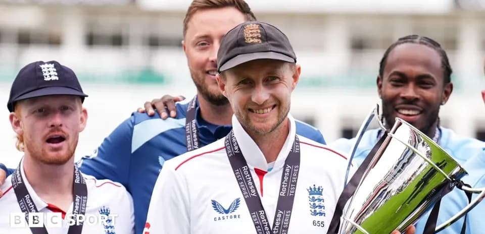 Jugadores de Inglaterra celebrando con trofeo tras victoria