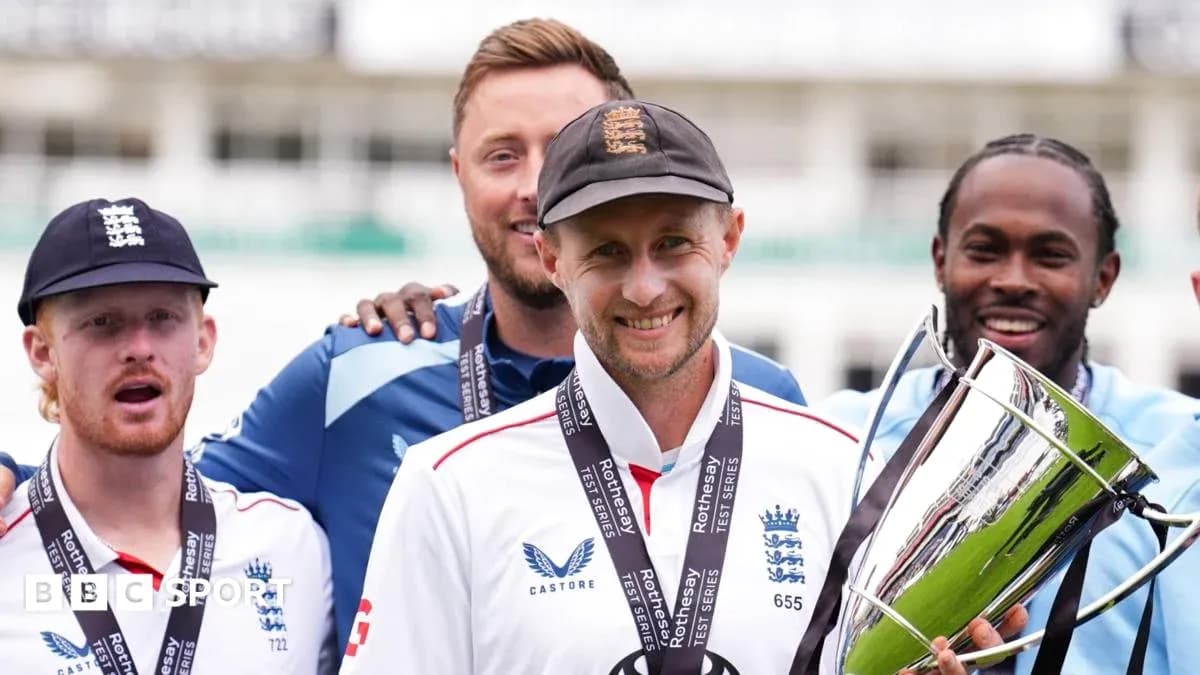 Jugadores de Inglaterra celebrando con trofeo tras victoria