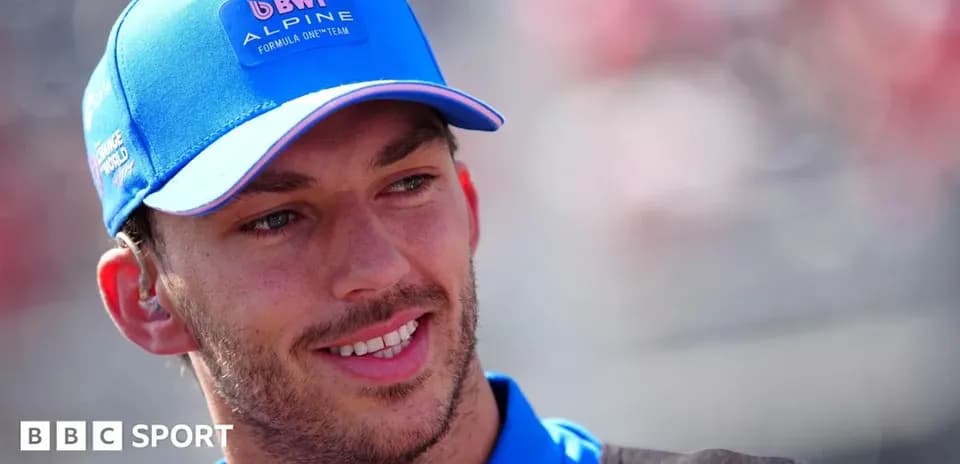 Piloto de Fórmula 1 con gorra de Alpine