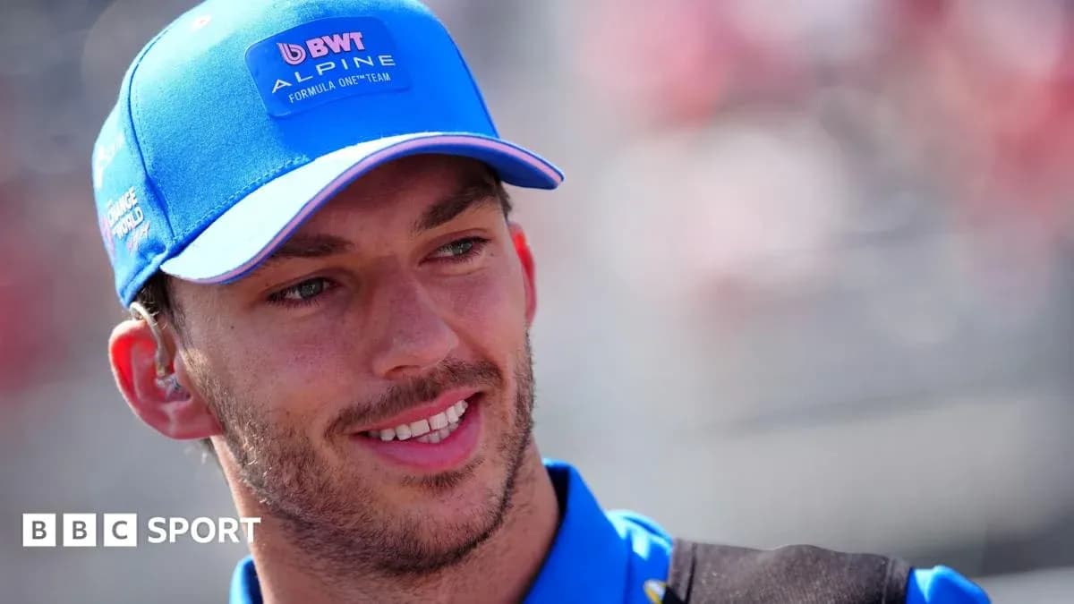 Piloto de Fórmula 1 con gorra de Alpine