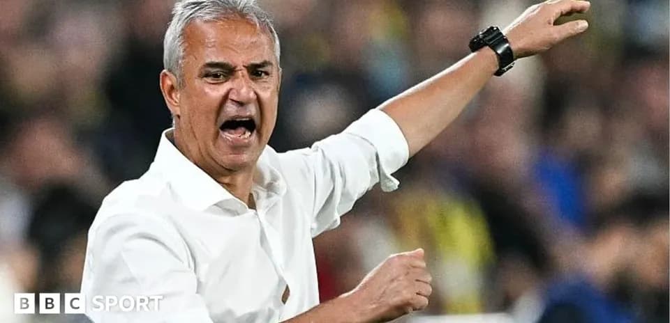 Entrenador dirigiendo a su equipo desde la línea lateral