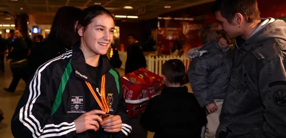 Atleta con medalla conversando en aeropuerto