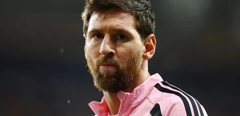 Jugador en uniforme rosa de Inter Miami en campo
