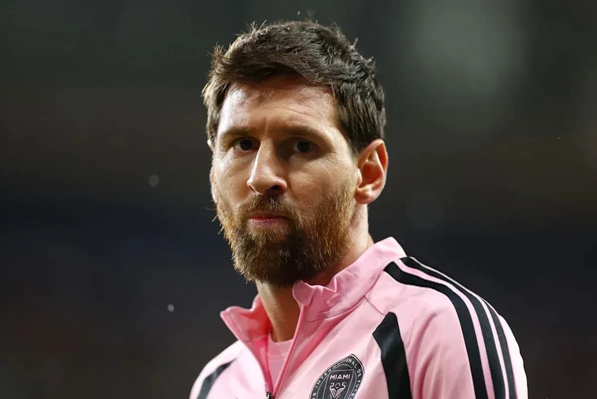 Jugador en uniforme rosa de Inter Miami en campo