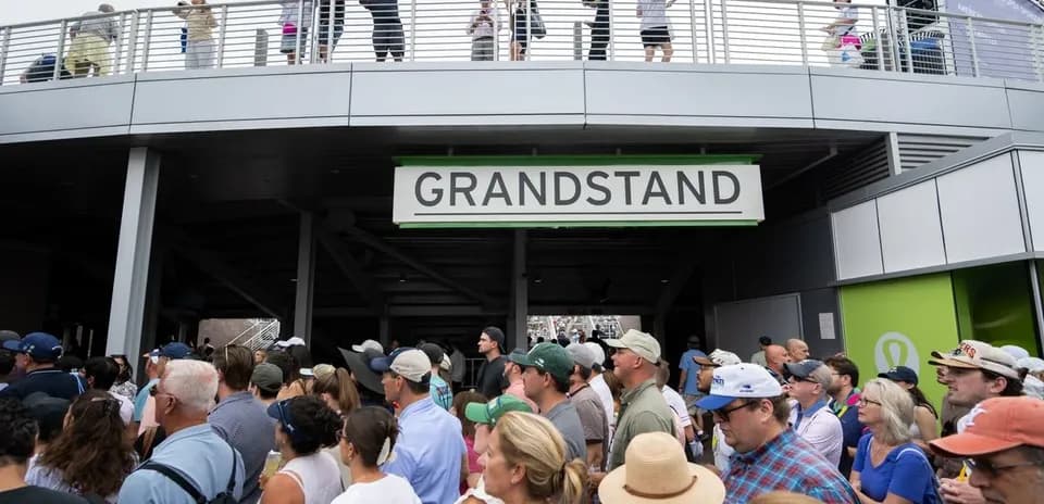 Multitud de personas frente a la entrada del GRANDSTAND