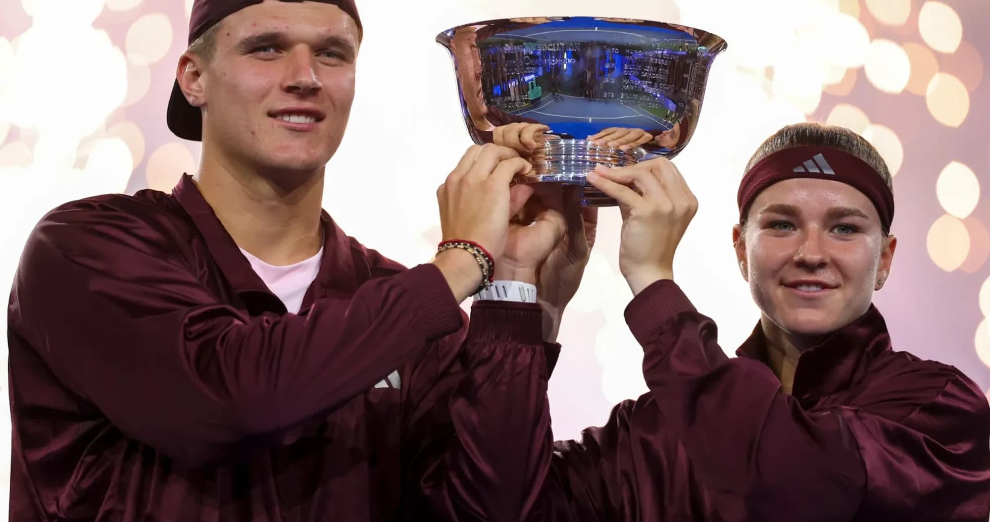 Jugadores sosteniendo el trofeo en la ceremonia de premiación