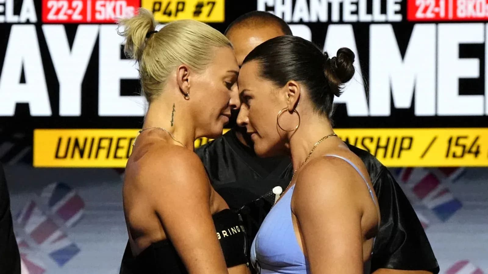 Dos boxeadoras cara a cara en pesaje oficial